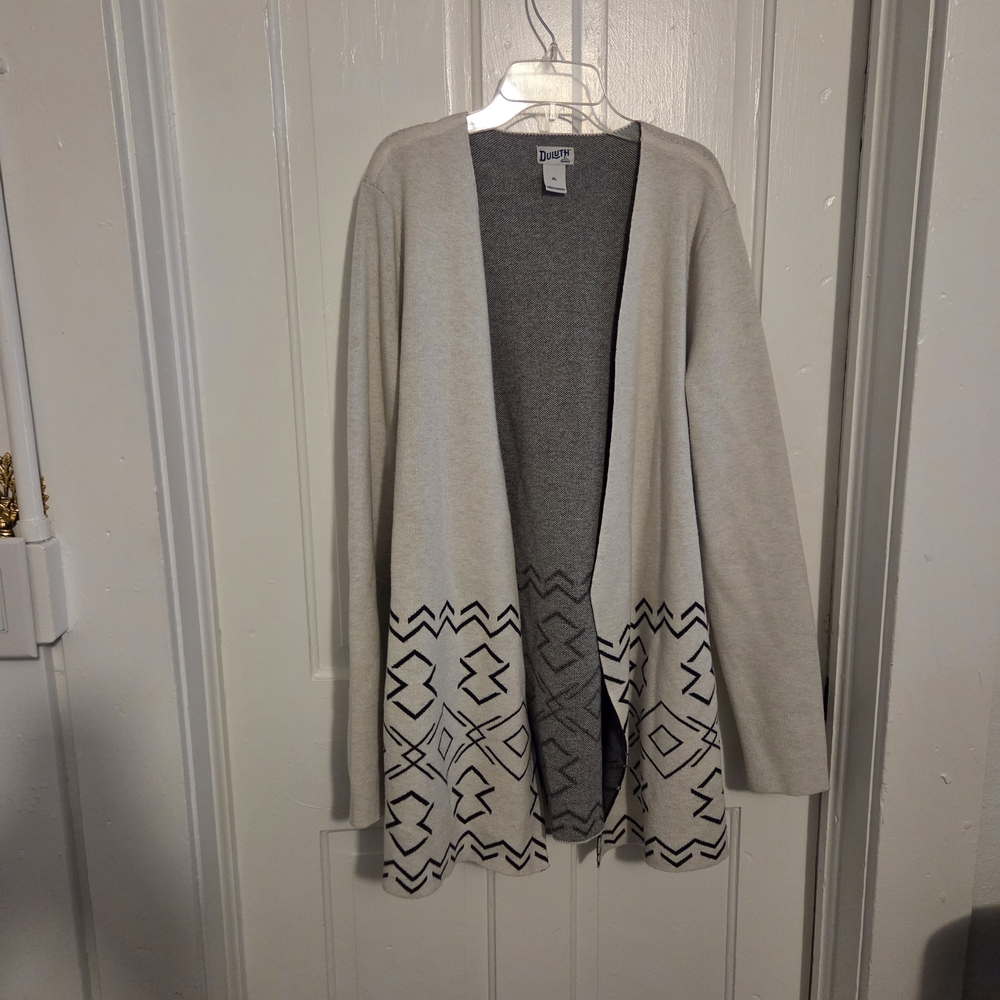 Daisy Fuentes Geometric Cream and Black Cardigan